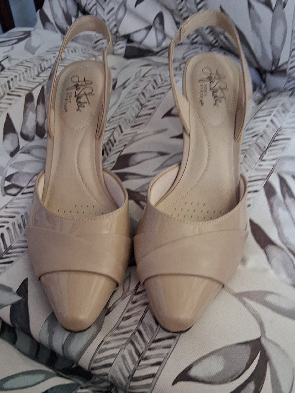 Life Stride Beige Patent Slingback Pointed-Toe Heels